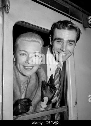 L'acteur Sean Connery et l'actrice Lana Turner, qui apparaissent ensemble dans le film 'un autre temps un autre lieu', arrivent à la gare de London King's Cross. Banque D'Images