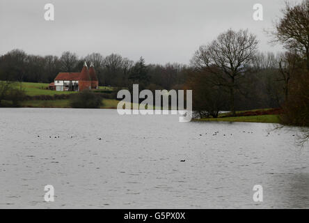 Une vue générale de Bewl Water près de Lamberhurst, dans le Kent, qui se situe actuellement à 93 % de sa capacité à la suite de fortes pluies récentes, comme le disait le bureau met, 2012 a été la deuxième année la plus humide au Royaume-Uni dans des records datant de plus d'un siècle. Banque D'Images