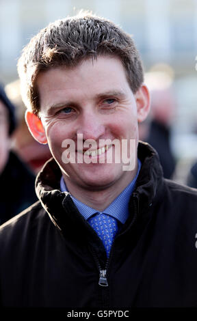 Courses hippiques - Hippodrome de Ludlow. Entraîneur Neil Mulholland à l'hippodrome de Ludlow. Banque D'Images