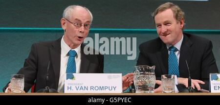 Taoiseach Enda Kenny (à droite) et le président du Conseil européen Herman van Rompuy (à gauche) tiennent une conférence de presse au château de Dublin alors que l'Irlande entame sa présidence de l'UE pendant six mois. Banque D'Images