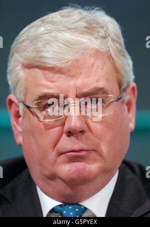 Tanaiste et ministre des Affaires étrangères et du Commerce, Eamon Gilmore, lors d'une conférence de presse au château de Dublin alors que l'Irlande commence sa présidence de six mois de l'UE, le château de Dublin. Banque D'Images