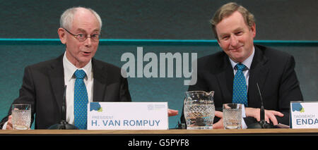 Taoiseach Enda Kenny (à droite) et le président du Conseil européen Herman van Rompuy (à gauche) tiennent une conférence de presse au château de Dublin alors que l'Irlande entame sa présidence de l'UE pendant six mois. Banque D'Images