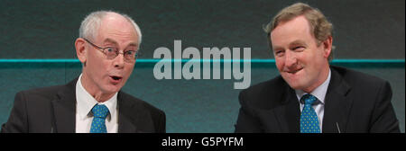 Taoiseach Enda Kenny (à droite) et le président du Conseil européen Herman van Rompuy (à gauche) tiennent une conférence de presse au château de Dublin alors que l'Irlande entame sa présidence de l'UE pendant six mois. Banque D'Images