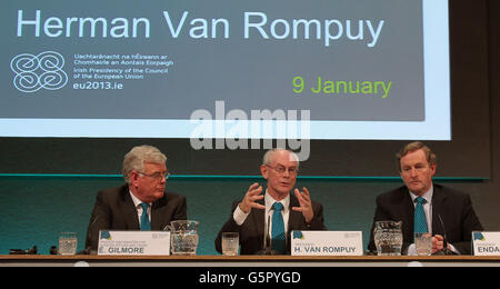 Tanaiste et ministre des Affaires étrangères et du Commerce, Eamon Gilmore (à gauche), le président du Conseil européen Herman van Rompuy (au centre) et Taoiseach Enda Kenny (à droite), tiennent une conférence de presse au château de Dublin alors que l'Irlande entame sa présidence de six mois de l'UE. Banque D'Images