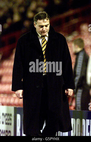 Deipped Wolverhampton Wanderers Manager Dave Jones, lors de la division nationale un match contre Barnsley à Oakwell, Barnsley. Banque D'Images