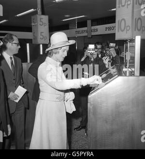 Princesse Alexandra prenant un billet de métro d'une machine à la station Brixton quand elle a ouvert aujourd'hui l'extension Brixton de la ligne Victoria. La princesse a utilisé le billet pour passer par une porte automatique et a ensuite voyagé dans le taxi du conducteur d'un train à destination de Pimlico. Pour le voyage de retour, elle a embarqué dans un train en direction du sud et s'est assise dans un autocar de passagers. Banque D'Images