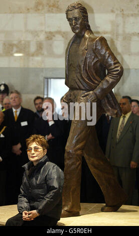 Yoko Ono avec une statue de John Lennon qui a été dévoilée à l'aéroport John Lennon de Liverpool. Banque D'Images