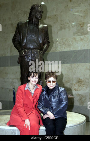 Statue de John Lennon dévoilé Banque D'Images