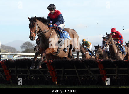 Courses hippiques - Hippodrome de Ludlow.C'est sûr que Andrew Thornton a été happlette et jeune fille de Jenny à Ludlow Banque D'Images