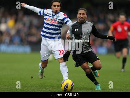 Soccer - Barclays Premier League - Queens Park Rangers v Tottenham Hotspur - Loftus Road.Fabio Da Silva des Queens Park Rangers (à gauche) et Aaron Lennon (à droite) de Tottenham Hotspur se disputent le ballon Banque D'Images