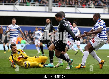 Aaron Lennon (centre) de Tottenham Hotspur a une tentative sur le but Sauvé par le gardien de but Soares Julio Cesar des Queens Park Rangers (à gauche) Banque D'Images