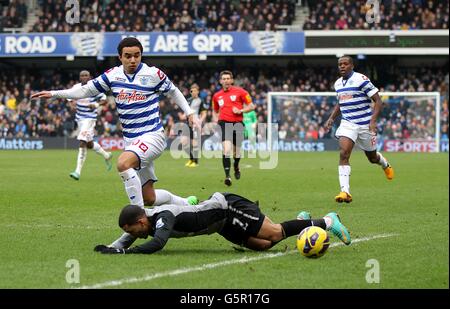 Soccer - Barclays Premier League - Queens Park Rangers v Tottenham Hotspur - Loftus Road.Aaron Lennon (à droite), de Tottenham Hotspur, va au sol, tandis que Fabio Da Silva (à gauche), des Queens Park Rangers, regarde Banque D'Images