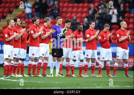 Les joueurs de Charlton Athletic applaudisse pendant les minutes pour Charlton Athletics connexions qui sont mortes l'année dernière Banque D'Images