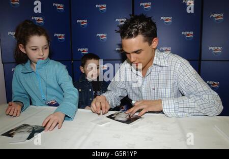 Gareth Gates, finaliste du pop Idol, rencontre des fans de Boreham Wood Natalia Galkoff, huit ans, et son frère Rafi, cinq ans, lors d'une rencontre avec les Pepsi lors de la visite en direct des finalistes du Pop Idol, à l'arène de Londres à Docklands. Banque D'Images