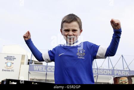 Football - Barclays Premier League - Everton / Swansea City - Goodison Park.Un jeune fan d'Everton montre son soutien à l'extérieur de Goodison Park avant le match Banque D'Images