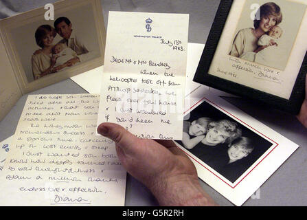 Une sélection de lettres envoyées par la princesse Diana à une ancienne gouvernante de la maison familiale Spencer à Althorp, en avant-première à la Maison aux enchères Keys à Aylsham, Norfolk, ainsi que des cartes de Noël et des photos de la princesse. L'enchère est le vendredi 22 mars 2002 . Banque D'Images