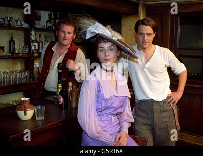 (G-D) Colm Meaney en tant que Morgan The Goat, Tara Fitzgerald en tant que Betty et Hugh Grant en tant qu'Anson qui a la vedette dans le film britannique, 'l'Anglais qui a monta une colline mais descendit une montagne'. Banque D'Images