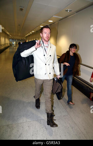 Damian Lewis arrive avec sa femme Helen McClory à l'aéroport d'Heathrow après avoir remporté un Golden Globe pour son rôle dans Homeland. Banque D'Images