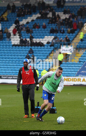 Football - npower football League One - Carlisle United / Coventry City - Brunton Park.Richard Wood (à droite) et William Edjanguele de Coventry City pendant l'entraînement Banque D'Images