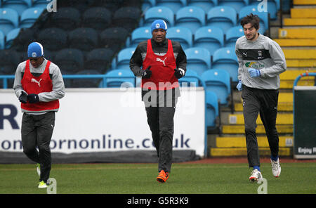 Football - npower football League One - Carlisle United / Coventry City - Brunton Park.Franck Moussa de Coventry City (à gauche), William Edjanguele (au centre) et Adam Barton pendant l'entraînement avant le match Banque D'Images