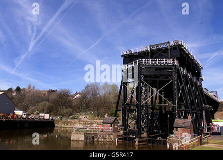 L'ascenseur Anderton Boat, récemment restauré, près de Northwhich, à Cheshire, qui fait monter des bateaux de la rivière Weaver au canal Trent et Mersey.Cet ascenseur, connu sous le nom de Cathédrale des canaux, a été jugé structurellement dangereux en 1983 et reconstruit par British Waterways.*... à leur chantier de réparation à Northwich, Cheshire.Le projet a été financé par Waterways Trust, un organisme de bienfaisance axé sur les cours d'eau, le Heritage Lottery Fund, English Heritage et British Waterways. Banque D'Images