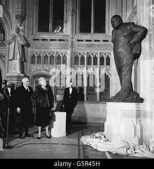 Politique - Dame Spencer-Churchill dévoile communes statue de Sir Winston - Chambre des communes Banque D'Images