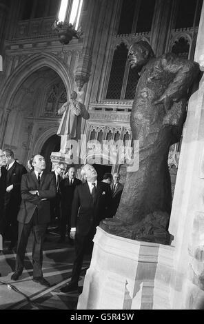 MP à Shrewsbury dévoilement de la statue de Churchill Banque D'Images