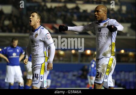 Ross McCormack, de Leeds United (à gauche), célèbre la première fois que son camp a été fêté But du jeu avec le coéquipier El-Hadji Diouf Banque D'Images