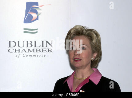 La sénatrice Hillary Clinton, épouse de l’ancien président américain Bill Clinton lors d’une conférence de presse organisée par la Chambre de commerce irlandaise à Dublin.