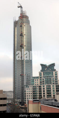 La grue enveloppée de brume au sommet du bâtiment de la tour de St George's Wharf, où un hélicoptère s'est écrasé ce matin, à Vauxhall, au sud de Londres. Banque D'Images