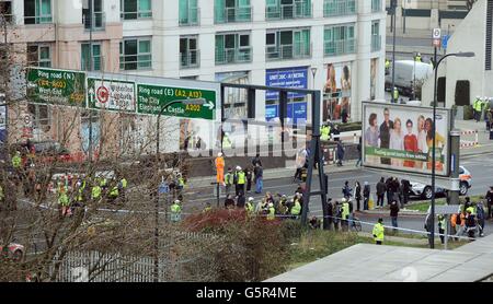 La police ferme l'intersection de Vauxhall Cross, après qu'un hélicoptère s'est écrasé dans une grue de construction au sommet de la tour du quai St George, dans le sud de Vauxhall Londres. Banque D'Images