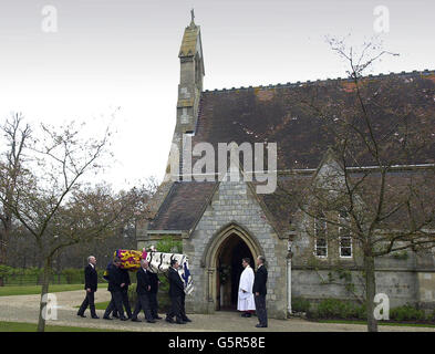 Six pallbearers portent le cercueil de la reine Elizabeth la reine mère de sa résidence officielle au Royal Lodge, dans le parc Windsor, à la chapelle royale de tous les Saints, à proximité. La Reine mère est décédée à l'âge de 101 ans et ses funérailles auront lieu à Londres. Banque D'Images