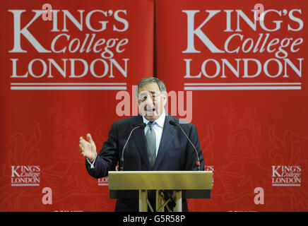 Leon Panetta, secrétaire AMÉRICAIN à la Défense, prononce un discours sur la relation transatlantique et l'avenir de la défense américaine au King's College Strand Campus de Londres. Panetta a condamné les militants derrière la crise des otages algériens et les a avertis: "Ceux qui s'en vantent attaquent notre pays et notre peuple n'auront pas de place à cacher." Banque D'Images