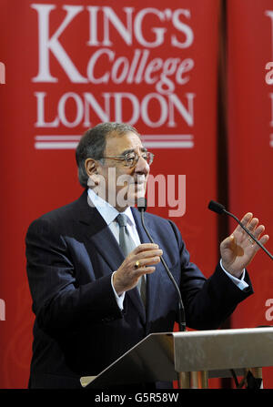 Leon Panetta, secrétaire AMÉRICAIN à la Défense, prononce un discours sur la relation transatlantique et l'avenir de la défense américaine au King's College Strand Campus de Londres. Panetta a condamné les militants derrière la crise des otages algériens et les a avertis: "Ceux qui s'en vantent attaquent notre pays et notre peuple n'auront pas de place à cacher." Banque D'Images