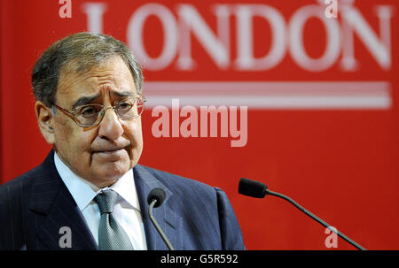 Leon Panetta, secrétaire AMÉRICAIN à la Défense, prononce un discours sur la relation transatlantique et l'avenir de la défense américaine au King's College Strand Campus de Londres. Panetta a condamné les militants derrière la crise des otages algériens et les a avertis: "Ceux qui s'en vantent attaquent notre pays et notre peuple n'auront pas de place à cacher." Banque D'Images