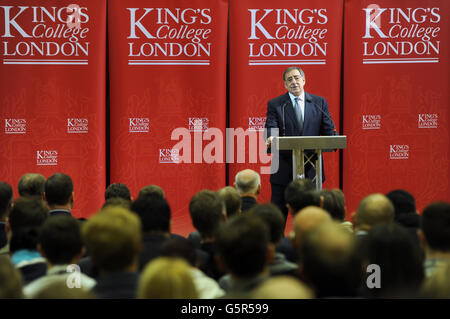 Leon Panetta, secrétaire AMÉRICAIN à la Défense, prononce un discours sur la relation transatlantique et l'avenir de la défense américaine au King's College Strand Campus de Londres. Panetta a condamné les militants derrière la crise des otages algériens et les a avertis: "Ceux qui s'en vantent attaquent notre pays et notre peuple n'auront pas de place à cacher." Banque D'Images