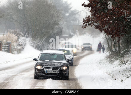 La circulation fait qu'elle traverse le village de Norton, près de Worcester, alors que le réseau de transport britannique a commencé à se boucler aujourd'hui alors que de fortes chutes de neige ont balayé le Royaume-Uni. Banque D'Images