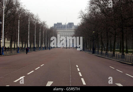 Vue sur le Mall en direction de Admiralty Arch. Le cortège portant les funérailles de la reine mère passera le long du Mall avant de se rendre à Horse Guards Parade en route vers Westminster Hall où elle sera dans l'État jusqu'à son funerall. Banque D'Images