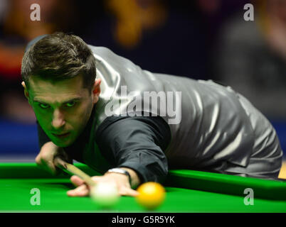 Mark Selby en action contre Mark Williams au cours de la sixième journée du Betfair Masters à Alexandra Palace, Londres. Banque D'Images