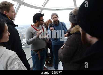 Ce matin, 1000 personnes ont bravé les conditions météorologiques défavorables à l'EDF Energy London Eye, faisant la queue dans la neige pour la réouverture de l'ascenseur de Londres et une rotation libre. Banque D'Images