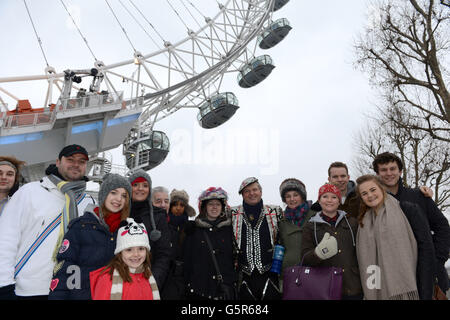 Ce matin, 1000 personnes ont bravé les conditions météorologiques défavorables à l'EDF Energy London Eye, faisant la queue dans la neige pour la réouverture de l'ascenseur de Londres et une rotation libre. Banque D'Images