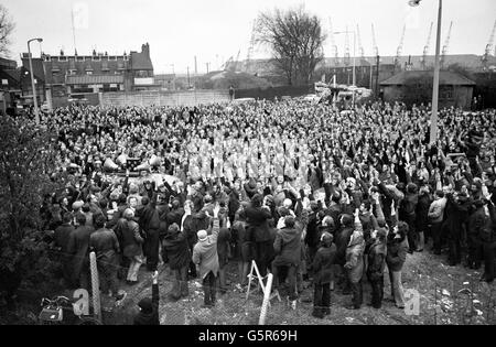 A main levée, environ 4,000 dockers de Londres ont voté lors d'une réunion de masse, près des Royal Docks, pour poursuivre leur grève. Banque D'Images