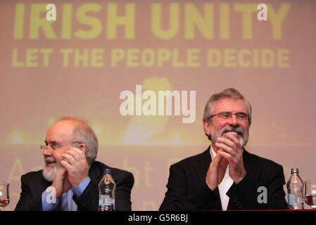 Le député de Sinn Fein, Francie Molloy (à gauche) et le président Gerry Adams, qui ont appelé les gouvernements irlandais et britannique à fixer une date pour un scrutin frontalier et à laisser les citoyens d'Irlande du Nord voter sur une Irlande unie, lors d'un discours clé non à l'hôtel Regency de Dublin aujourd'hui. Banque D'Images