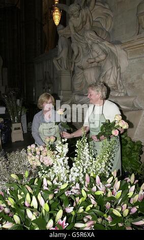 Arrangeurs de fleurs de la National Association Flower Arrangement Society - Brenda Copas (à gauche) de Maidenhead, Berkshire et Janet Sarchet de Shenfield, Essex à l'abbaye de Westminster dans le centre de Londres, travaillant en préparation aux funérailles de la Reine mère. Banque D'Images