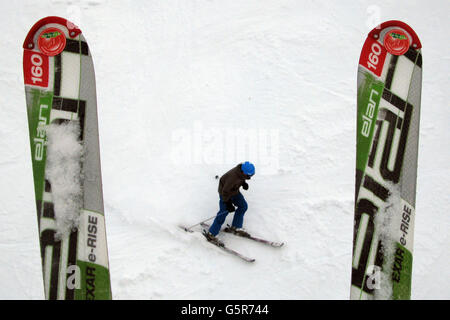 Ski sur la montagne de l'aiguille au-dessus de la Clusaz. Le domaine skiable de la Clusaz en France est plus de cinq montagnes et quatre-vingt-quatre pistes avec une altitude de 2600m . Banque D'Images