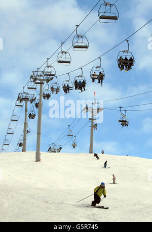 Ski sur la montagne de l'aiguille au-dessus de la Clusaz. Le domaine skiable de la Clusaz en France est plus de cinq montagnes et quatre-vingt-quatre pistes avec une altitude de 2600m . Banque D'Images