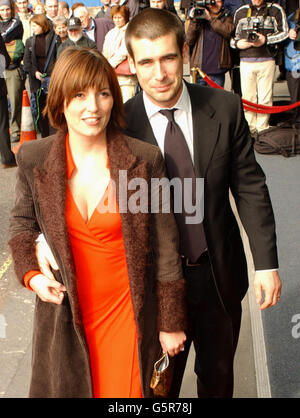 Davina McCall, présentatrice à la télévision, et Matthew Robertson, son mari, arrivent pour les Mirror Pride of Britain Awards, à l'hôtel Hilton de Park Lane, Londres Banque D'Images