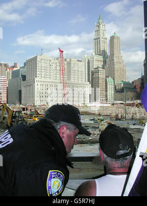 Le sergent Alan Devona du service de police de l'Autorité portuaire montre la scène à Ground Zero, à New York, à Swasie Turner, un ancien policier de Merseyside et pompier de Birkenhead.*... après lui et d'autres policiers britanniques et les pompiers ont marché près de 300 miles de Washington pour recueillir de l'argent pour leurs collègues américains tombés.La dernière partie de leur voyage, du pont de Brooklyn au Ground Zero, a été conduite par un convoi de patrouilleurs du département de police de New York et accompagné d'un moteur d'incendie dont la compagnie a perdu quatre de ses membres. Banque D'Images