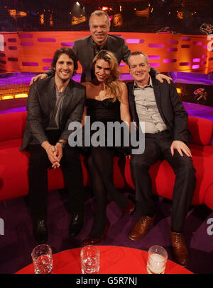 Accueillez Graham Norton (en haut au centre) avec les invités (de gauche à droite) Josh Groban, Billie Piper et Frank Skinner pendant le tournage du Graham Norton Show aux London Studios, dans le sud de Londres. Banque D'Images