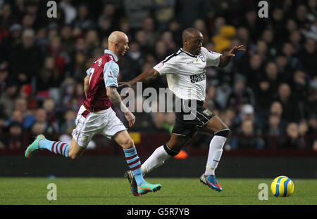 Nigel Reo-Coker, de la ville d'Ipswich, est suivi par Stephen Ireland, de la Villa Aston, lors du troisième tour de la coupe FA, à Villa Park, à Birmingham. Banque D'Images